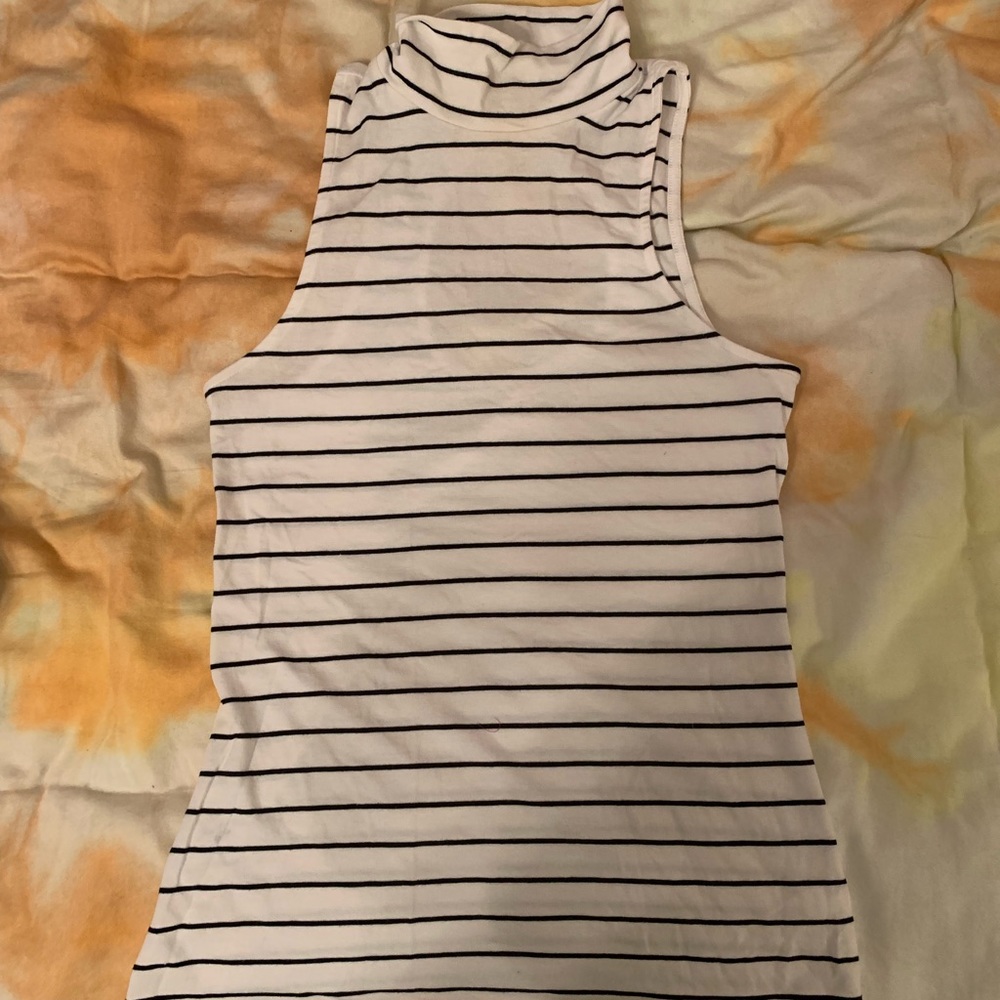 Sleeveless turtleneck